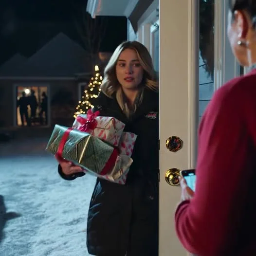 “I Came Home For The Holidays, But Mom Opened The Door And Said, “You Weren’t Invited -This Is For Family Only.” I Turned Around Without A Word. Minutes Later, My Sister Texted, “Don’t Take It Personally… You Know How You Are.” I Smiled, Froze The Joint Account, Canceled The Utility Payments, And Cut Off Every Card. By Morning, My Voicemail Was Full-And The Family Group Chat Was On Fire…”